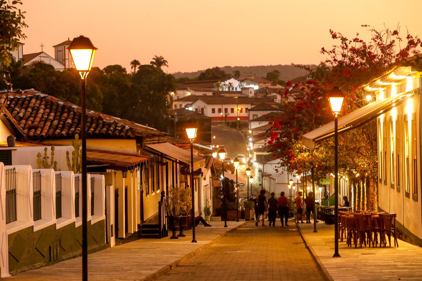 Rua histórica de Pirenópolis ao entardecer