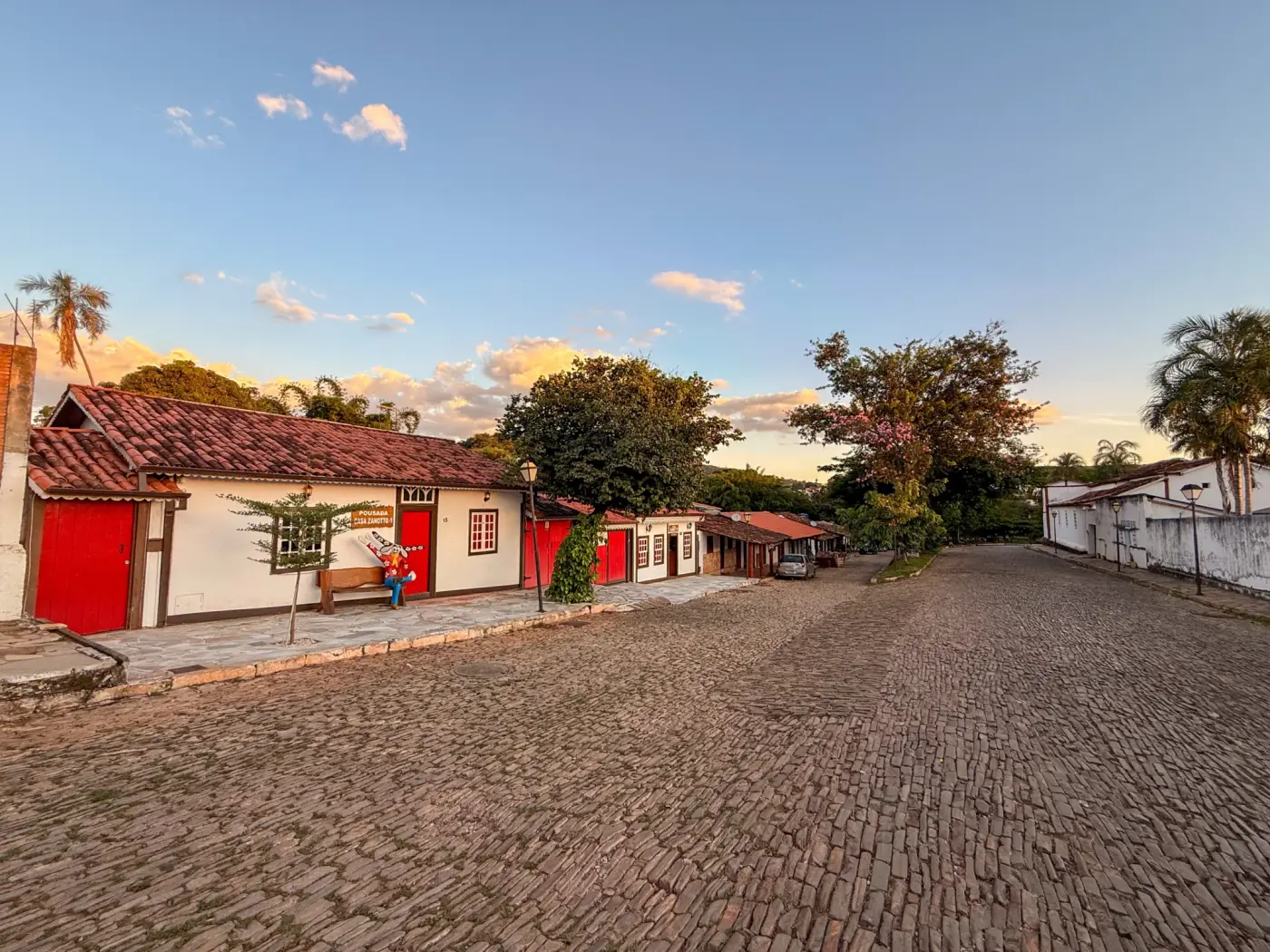 Fachadas coloniais e rua de pedras no Centro Histórico de Pirenópolis