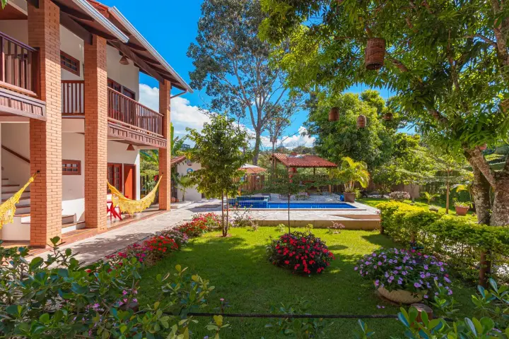 Jardim, piscina e varandas da Villa Zanotto Piri